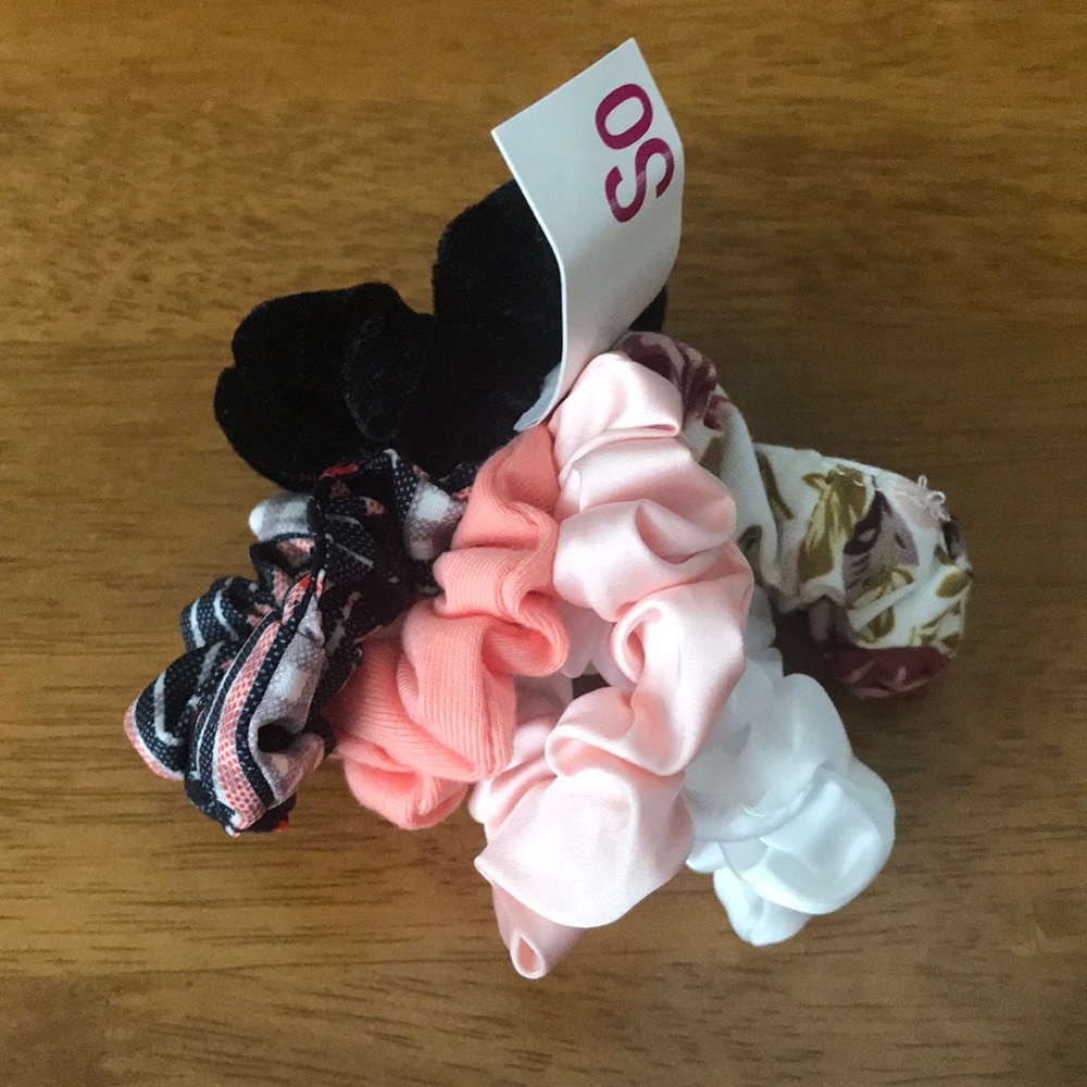 NWT SO. Scrunchies